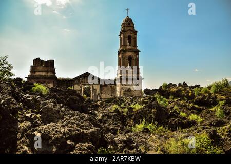 Il campanile di una chiesa che emerge da un campo di lava vulcanica, Paricutin, Messico Foto Stock