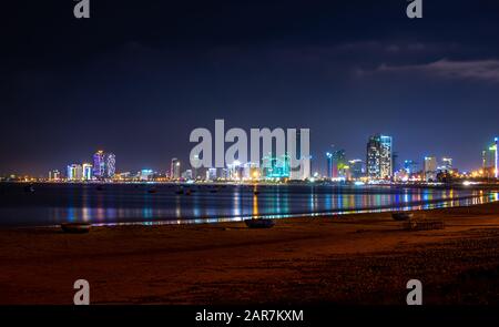 La mia spiaggia di Khe con hotel turistici di lusso di notte, da Nang Vietnam Foto Stock