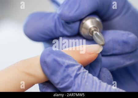 Closeup automatico manicure pulitore per punte per unghie donne Foto Stock