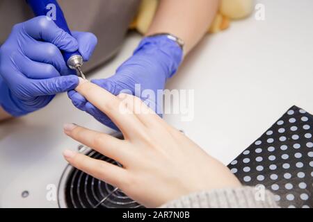 Closeup automatico manicure pulitore per punte per unghie donne Foto Stock