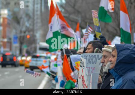 New York, Stati Uniti. 26th Gen 2020. New York, NY - 26 gennaio 2020: I dimostranti si sono riuniti di fronte al Consolato Indiano a New York per chiamare la decisione del governo indiano sull'immigrazione e la privazione dei diritti civili dei musulmani in India il 26 gennaio 2020. (Foto Di Ryan Rahman/Pacific Press) Credit: Pacific Press Agency/Alamy Live News Foto Stock