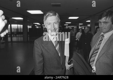 Premier Van Agt con moglie lasciata per la Cina per la visita di lavoro, Van Agt a Schiphol Data: 26 ottobre 1980 Località: Noord-Holland, Schiphol Parole Chiave: Visite di lavoro Nome personale: AGT, Dries van Foto Stock