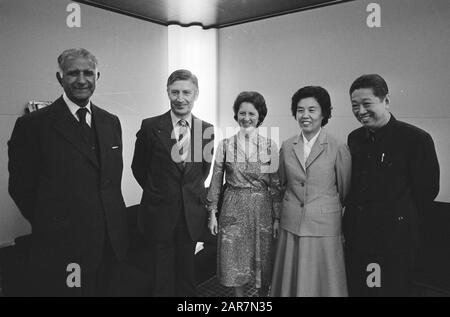 Premier Van Agt con moglie lasciata per la Cina per la visita di lavoro, Van Agt Data: 26 ottobre 1980 Località: Noord-Holland, Schiphol Parole Chiave: Visite di lavoro Nome personale: AGT, Dries van Foto Stock