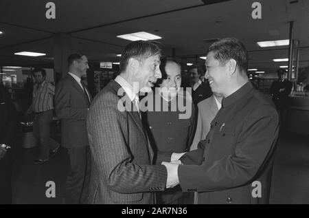 Premier Van Agt con moglie in Cina per la visita di lavoro, con case Agent China Kao Chieh Data: 26 Ottobre 1980 luogo: Noord-Holland, Schiphol Parole Chiave: Visite di lavoro Nome personale: AGT, Dries van Foto Stock