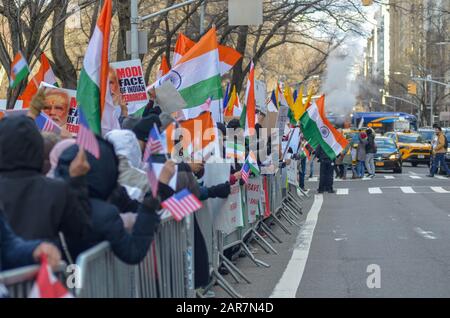 New York, Stati Uniti. 26th Gen 2020. New York, NY - 26 gennaio 2020: I dimostranti si sono riuniti di fronte al Consolato Indiano a New York per chiamare la decisione del governo indiano sull'immigrazione e la privazione dei diritti civili dei musulmani in India il 26 gennaio 2020. (Foto Di Ryan Rahman/Pacific Press) Credit: Pacific Press Agency/Alamy Live News Foto Stock