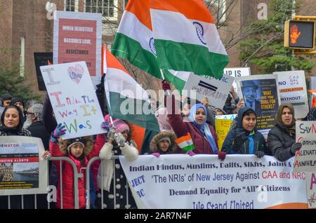 New York, Stati Uniti. 26th Gen 2020. New York, NY - 26 gennaio 2020: I dimostranti si sono riuniti di fronte al Consolato Indiano a New York per chiamare la decisione del governo indiano sull'immigrazione e la privazione dei diritti civili dei musulmani in India il 26 gennaio 2020. (Foto Di Ryan Rahman/Pacific Press) Credit: Pacific Press Agency/Alamy Live News Foto Stock