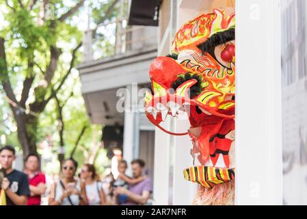 Capital Federal, Buenos Aires / Argentina; 25 gennaio 2020: Testa di drago cinese, che guarda fuori la porta di un negozio a Chinatown, durante il cinese nuovo Foto Stock