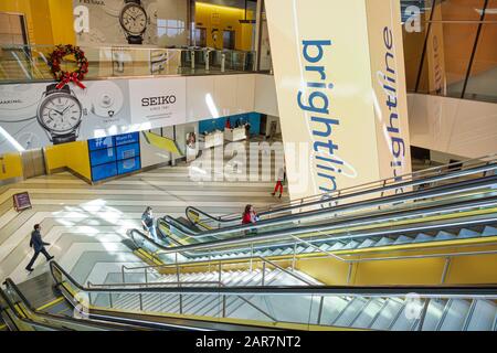 Miami Florida, Virgin MiamiCentral, centro di trasporto della stazione ferroviaria a uso misto, interno, interno, interno, scale, scala mobile, pubblicità Foto Stock