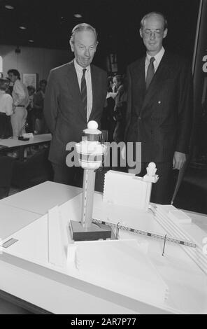 Presentazione relazione annuale il Presidente-direttore di Schiphol Weggstapel e il suo successore Den Besten (r) al modello Data: 18 maggio 1989 luogo: Noord-Holland, Schiphol Parole Chiave: Modelli, presentazioni Nome dell'istituto: Schiphol Foto Stock