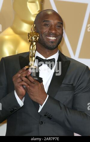 Los Angeles, California 4th Mar, 2020. Kobe Bryant e Glen Keane vincono l'Oscar nel miglior cortometraggio Animato per Caro Basket durante i 90th Annual Academy Awards (Oscar) presso l'Hollywood & Highland Center in California. 4 Marzo 2018. Credit: Matrix/Media Punch ***For Usa Only*** Ref: Mtx 18423/Alamy Live News Foto Stock