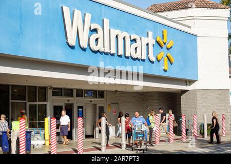 Hallandale Florida, Walmart Big-Box, ingresso anteriore, shopping shopper shopping negozi di mercato mercati di mercato di acquisto di vendita, negozi al dettaglio b Foto Stock