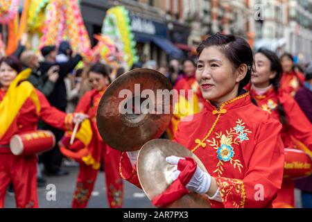Annuale Chinese New Year Parade a Londra, portando l'anno del Rat. Foto Stock
