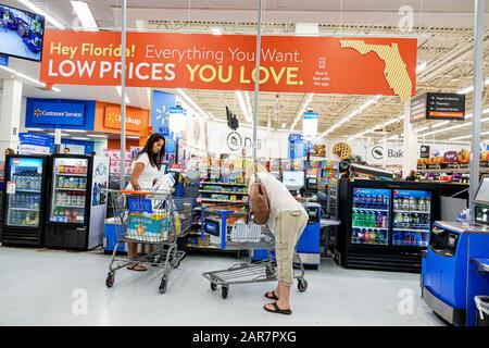 Hallandale Florida, Walmart Big-Box, interno, interno, interno, shopping shopper acquirenti negozio negozi mercato mercati di mercato di acquisto vendere, reta Foto Stock