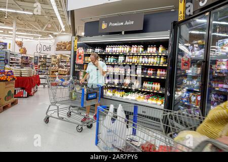 Hallandale Florida, Walmart Big-Box, interno, interno, interno, shopping shopper acquirenti negozio negozi mercato mercati di mercato di acquisto vendere, reta Foto Stock