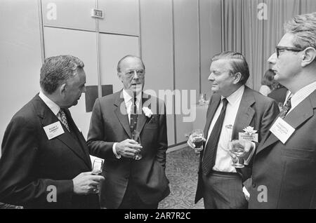 Discorso del principe Bernhard alla conferenza monetaria internazionale nel 1975 all'Hilton Hotel di Amsterdam Prince Bernhard in conversazione con Karsten, membro del consiglio di amministrazione della Banca AMRO Data: 10 giugno 1975 luogo: Amsterdam, Noord-Holland Parole Chiave: Conferenze, alberghi, principi Nome personale: Bernhard, Prince, Karsten, Chris Foto Stock