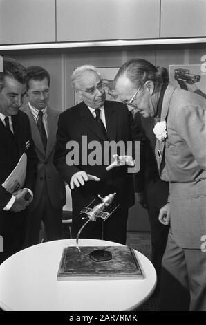 Prins Bernhard apre 25th Int. Congresso aerospaziale in RAI ad Amsterdam; Prince Bernhard riceve il modello di progetto Soyoez Apollo Data: 30 settembre 1974 luogo: Amsterdam, Noord-Holland Parole Chiave: Spazio, congressi, aperture, principi Nome personale: Bernhard, Prince, Model Foto Stock