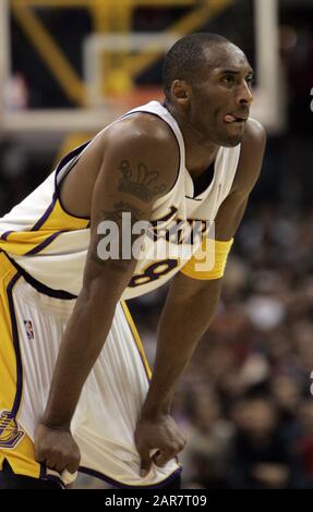 Los Angeles, CALIFORNIA, Stati Uniti. 23rd Gen 2006. Kobe Bryant, 41 anni, muore in elicottero crash a Calabasas, California oggi Domenica 26 gennaio 2020. Foto di Laker guard Kobe Bryant di Los Angeles Lakers Bryant ha segnato 81 punti contro i Toronto Raptors di Los Angeles domenica 22 gennaio 2006, per impostare un punteggio personale per un singolo gioco, e la performance è il secondo più alto punteggio per un singolo gioco nella storia dell'NBA.ARMANDO ARORIZO. Credit: Armando Arorizo/Prensa Internacional/Zuma Wire/Alamy Live News Foto Stock