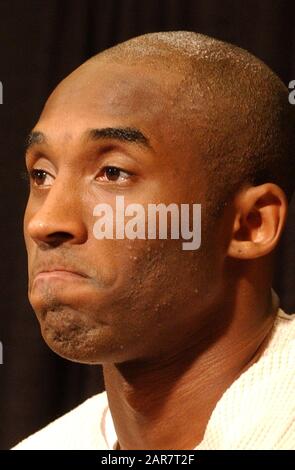 Los Angeles, CALIFORNIA, Stati Uniti. 18th luglio 2003. Kobe Bryant, 41 anni, muore in elicottero crash a Calabasas, California oggi Domenica 26 Gennaio 2020.LOS JULY 18 2003.Kobe Bryant alla conferenza di notizie Venerdì notte presso lo Staples Center a Los Angeles California.Bryant ha detto, ''sono innocente. Non l'ho forzata a fare nulla contro la sua volontà. Sono innocente.'' .ARMANDO ARORIZO Credit: Armando Arorizo/Prensa Internacional/ZUMA Wire/Alamy Live News Foto Stock