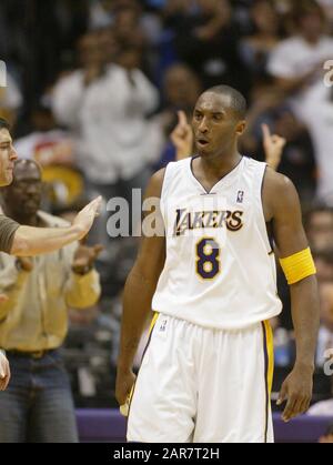 Los Angeles, CALIFORNIA, Stati Uniti. 23rd Gen 2006. Kobe Bryant, 41 anni, muore in elicottero crash a Calabasas, California oggi Domenica 26 Gennaio 2020.FILE FOTO di Laker guard Kobe Bryant da Los Angeles Lakers Bryant ha segnato 81 punti contro i Toronto Raptors a Los Angeles Domenica 22 Gennaio 2006, per impostare un personale single-game punteggio alto, E la performance è il secondo più alto punteggio di un singolo gioco nella storia dell'NBA.ARMANDO ARORIZO. Credit: Armando Arorizo/Prensa Internacional/Zuma Wire/Alamy Live News Foto Stock