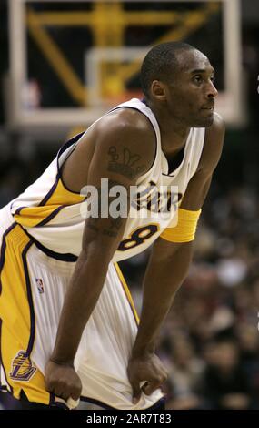 Los Angeles, CALIFORNIA, Stati Uniti. 23rd Gen 2006. Kobe Bryant, 41 anni, muore in elicottero crash a Calabasas, California oggi Domenica 26 Gennaio 2020.FILE FOTO di Laker guard Kobe Bryant da Los Angeles Lakers Bryant ha segnato 81 punti contro i Toronto Raptors a Los Angeles Domenica 22 Gennaio 2006, per impostare un personale single-game punteggio alto, E la performance è il secondo più alto punteggio di un singolo gioco nella storia dell'NBA.ARMANDO ARORIZO. Credit: Armando Arorizo/Prensa Internacional/Zuma Wire/Alamy Live News Foto Stock