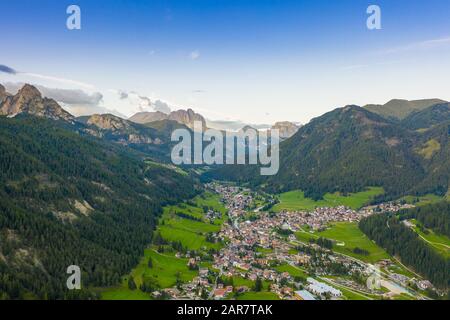 Veduta panoramica aerea del gruppo Rosengarten e del monte Langkofel, Alpi, Dolomiti, Alto Adige, Italia Foto Stock
