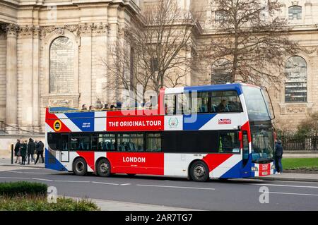 Autobus di Londra, autobus scoperto, Union Jack, marchio, visite turistiche di Londra, autobus turistico, autobus turistico Londra, autobus turistico St. Paul's, autobus Original Tour London, turismo, turisti, Cattedrale di St. Paul, turismo invernale Londra, Londra Regno Unito, Landmark, London Landmark, Foto Stock