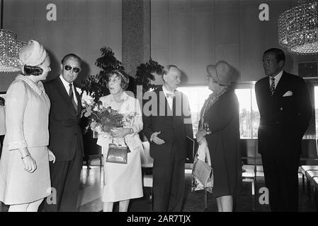 Prins Bernhard Assegna Il Premio Erasmus Del 1970 All'Architetto Berlinese Hans Scharoun Di De Doelen, Il Principe Bernhard Di Rotterdam, La Signora Scharoun, Hans Scharoun, La Regina Juliana, Il Principe Claus? Data: 29 maggio 1970 luogo: Rotterdam, Zuid-Holland Parole Chiave: Architetti, premi, principi Nome personale: Bernhard (Prince Netherlands), Juliana (queen Netherlands), Scharoun, Hans Institution nome: Doelen, The Foto Stock