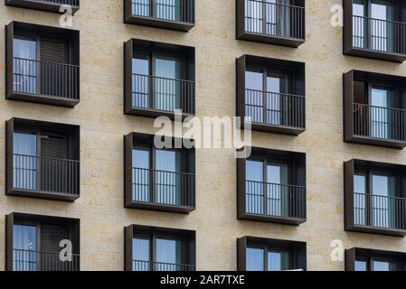 cornice nera e finestre con copertura nere del Foto Stock