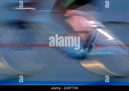 Immagine sfocata del movimento di un ciclista da corsa Foto Stock