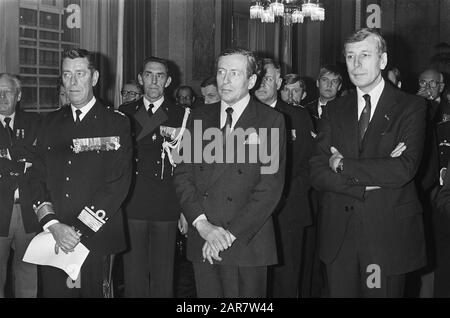 Il principe Claus ha preso un defile dai Mariniers del corpo il sabato a Rotterdam riguardo 315-anno migliore di questo corpo Data: 13 dicembre 1980 Località: Rotterdam, Zuid-Holland Parole Chiave: Defiles, corpo Nome personale: Claus, principe Nome istituzione: Corpo marino Foto Stock