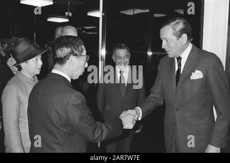 Il principe Claus riceve a Schiphol i primi ospiti a partecipare al cambio del trono; Claus saluta il principe Takahito Mikasa del Giappone, ha lasciato sua moglie Data: 28 aprile 1980 luogo: Noord-Holland, Schiphol Parole Chiave: Visite, mani tremanti, principi Nome personale: Claus (Prince Netherlands) Foto Stock