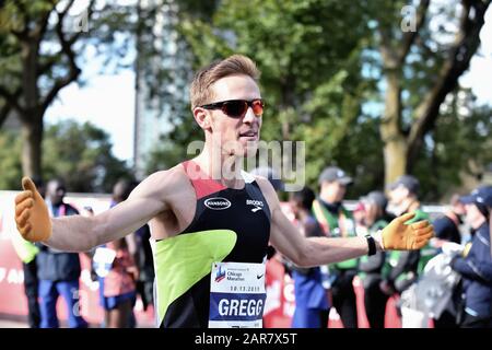 Chicago, Illinois, Stati Uniti. Brendan Greg degli Stati Uniti ha accolto il traguardo con armi aperte alla maratona di Chicago del 2019. Foto Stock