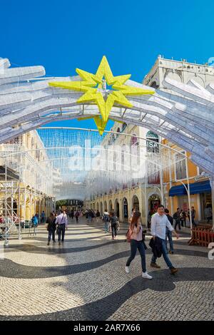 Decorazioni natalizie con la Stella di Betlemme in Piazza Senado (Largo do Senado). Macao, Cina. Foto Stock