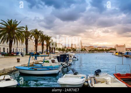 Spalato, Croazia - 21 maggio 2019: Bella passeggiata Riva con palme vicino al porto di Matejuska con piccole barche. I turisti si godono una passeggiata al mare al sole Foto Stock