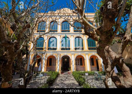 Facciata della storica residenza coloniale che ospita la Biblioteca Sir Robert ho Tung. Macao, Cina. Foto Stock