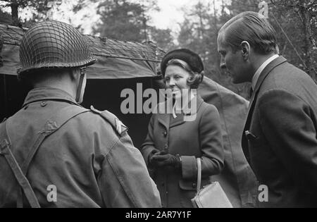 Principessa Beatrix e Principe Claus a Marechaussee. Gli ospiti reali in erebivak a Garderen Data: 2 aprile 1968 luogo: Garderen Parole Chiave: Guess, MARECHAUSSEE Nome del personale: Beatrix, principessa, Claus, principe Foto Stock