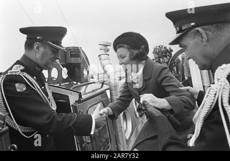 Principessa Beatrix E Principe Claus Al Royal Marechaussee. Princess Beatrix passa a Barge Data: 3 Aprile 1968 Parole Chiave: MARECHAUSSEE, ospiti, navi Nome personale: Beatrix, principessa, Claus, Prince Foto Stock