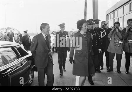 Principessa Beatrix e Principe Claus a Marechaussee. Gli ospiti reali in erebivak a Garderen Data: 2 aprile 1968 luogo: Garderen Parole Chiave: Guess, MARECHAUSSEE Nome del personale: Beatrix, principessa, Claus, principe Foto Stock