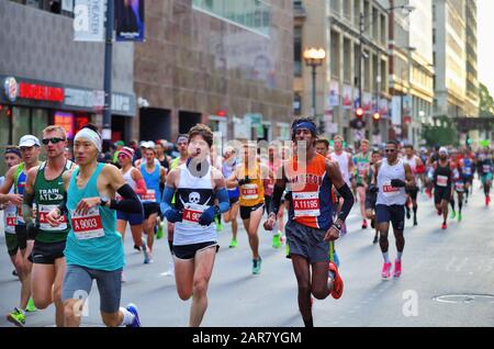 Chicago, Illinois, Stati Uniti. I corridori scendono lungo Jackson Boulevard per circa tre chilometri fino alla maratona di Chicago del 2019. Foto Stock