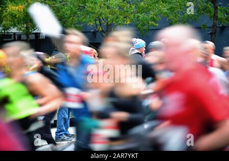 Chicago, Illinois, Stati Uniti. I corridori che scendono lungo Jackson Boulevard offrono un fiume di colore durante la maratona di Chicago 2019 nel circuito della città. Foto Stock