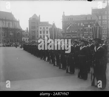 Abdicazione Regina Wilhelmina/Inaugurazione Della Regina Juliana Inaugurazione Regina Juliana. Forze della Royal Navy come deposito onorario su De Dam durante la settimana di vacanza. Data: Settembre 1948 luogo: Amsterdam, Noord-Holland Parole Chiave: Inaugurazioni, casa reale, marina Foto Stock