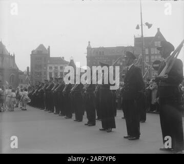 Abdicazione Regina Wilhelmina/Inaugurazione Della Regina Juliana Inaugurazione Regina Juliana. Forze della Royal Navy come deposito onorario su De Dam durante la settimana di vacanza. Data: Settembre 1948 luogo: Amsterdam, Noord-Holland Parole Chiave: Inaugurazioni, casa reale, marina Foto Stock