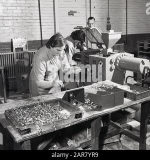 Anni '1950, storico, due lavoratrici in una fabbrica, che fabbricano pezzi fusi d'acciaio, Inghilterra, Regno Unito. Foto Stock