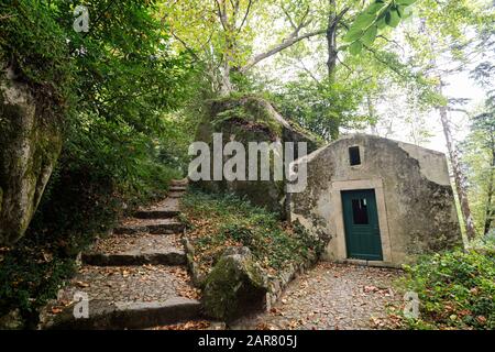 Cappella Manueline, antico e piccolo edificio in un lussureggiante e verdeggiante parco naturale al Parco pena che circonda il Palazzo pena di Sintra, Portogallo. Foto Stock