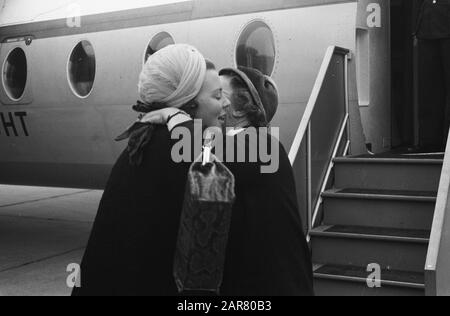 Principessa Beatrix lasciato per un viaggio di 2 mesi in paesi asiatici, la regina dice addio alla principessa Beatrix Data: 18 ottobre 1962 Parole Chiave: Lasciare Nome personale: Beatrix, principessa Foto Stock