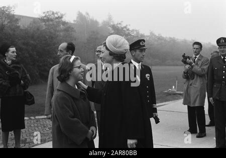 Principessa Beatrix lasciato per un viaggio di 2 mesi in paesi asiatici, principessa Beatrix dice addio alla principessa Marijke Data: 18 ottobre 1962 Parole Chiave: Lasciare Nome personale: Beatrix, principessa, Marijke Foto Stock