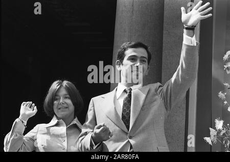 Defilé Paleis Soestdijk Principessa Christina e Jorge Guillermo onda ai partecipanti del film Data: 30 aprile 1975 luogo: Baarn, Utrecht (Prov.) Parole Chiave: Queen day, principesse Nome personale: Christina, princess, Guillermo, Jorge Foto Stock