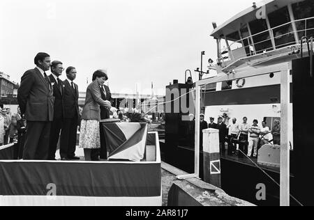 La Principessa Margriet ha battezzato il battipano Cornelis de Houtman nel cantiere De Biesbosch Dordrecht; Data: 25 maggio 1981 Località: Dordrecht Parole Chiave: Doopplechtichticies, cantieri navali Nome personale: Margriet, princess Foto Stock