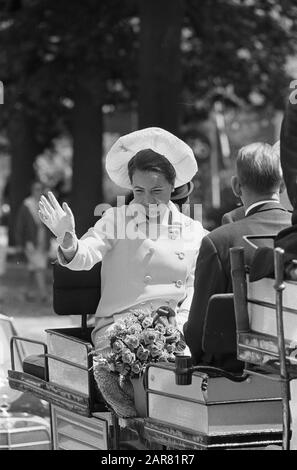 Principessa Margriet visita De Steeg Principessa Margriet in un carro aperto durante un tour Data: 15 giugno 1967 Località: De Steeg, Gelderland Parole Chiave: Visite, carrozze, principesse Nome personale: Margriet, principessa Foto Stock