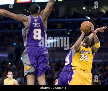 Los Angeles, CALIFORNIA, Stati Uniti. 17th maggio 2010. Kobe Bryant, 41 anni, muore in elicottero crash a Calabasas, California oggi Domenica 26 gennaio 2020. Los Angeles Lakers Guard Kobe Bryant spara al basket nella seconda metà contro i Phoenix Suns durante il gioco 1 della loro serie finale di playoff della NBA Western Conference a Los Angeles il 17 maggio 2010. Los Angeles Lakers ha vinto il gioco 128 a 107.ARMANDO ARORIZO/PI. Credit: Armando Arorizo/Prensa Internacional/Zuma Wire/Alamy Live News Foto Stock